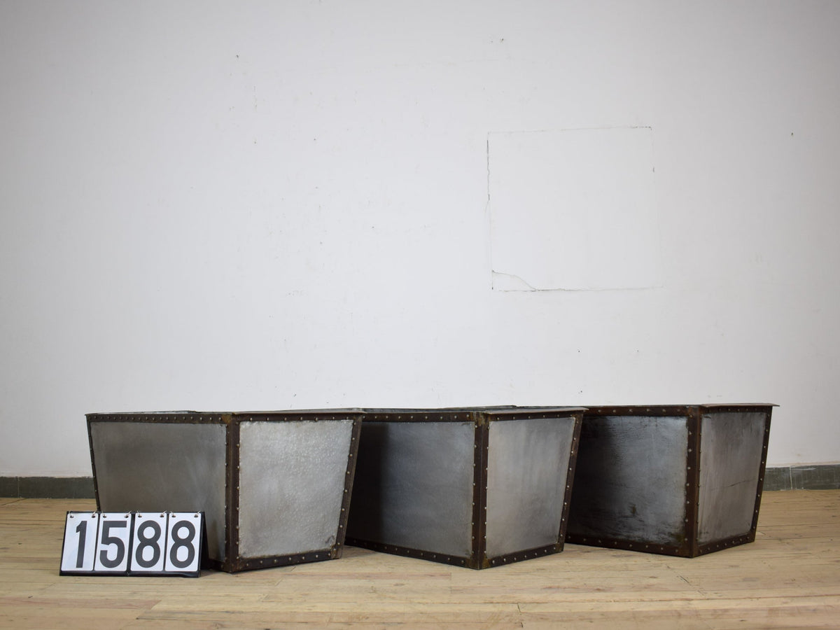 MILLWARDS® Handmade Vintage Style Galvanised Riveted Trough Planter - 103 cm